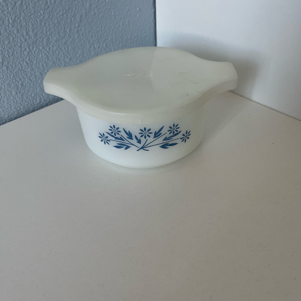 Vintage Dynaware Pyro-Rey Blue Cornflower Milk Glass Mini Casserole Dish w/ Lid - Picture 5 of 5